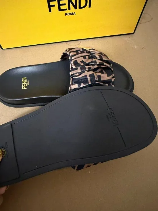 Women's Fendi slides - Picture 5 of 5